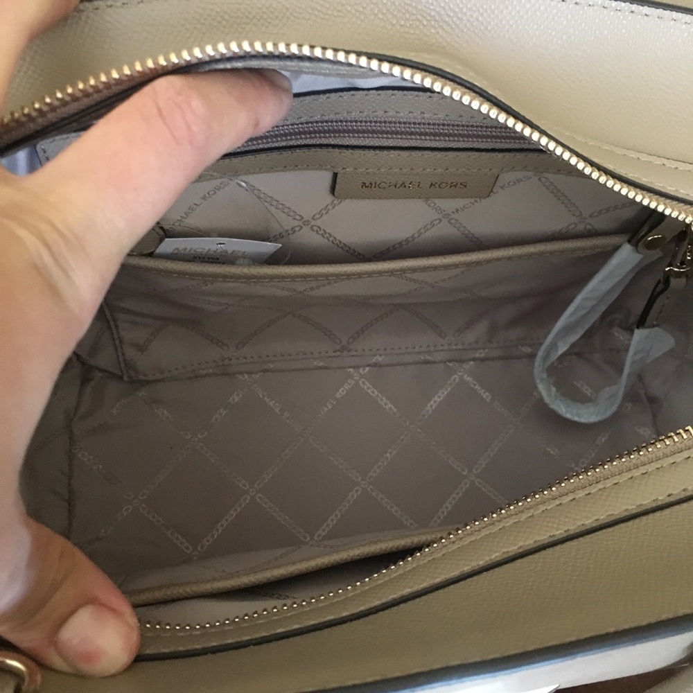 Price firm ❗️Michael kors medium Sylvia satchel - Picture 2 of 8